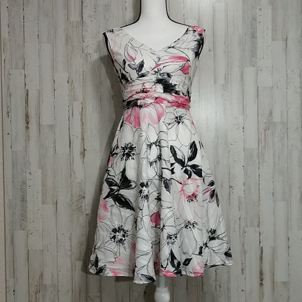 Robbie Bee White & Pink Sleeveless Floral Dress